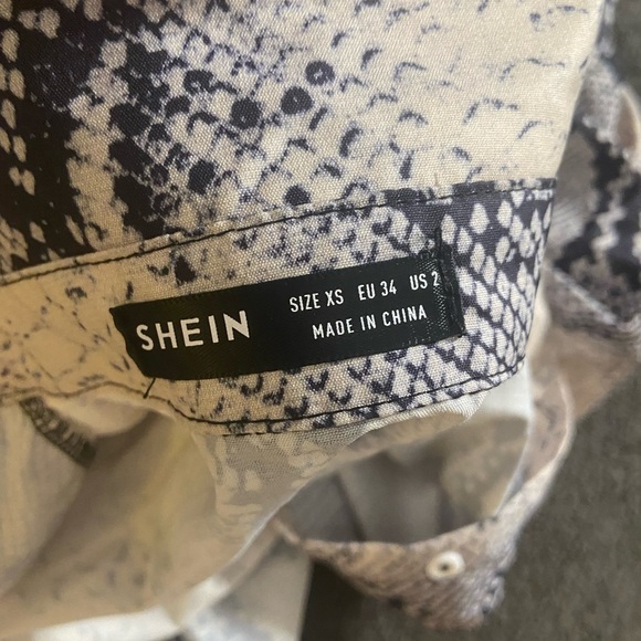 Snakeskin print button down dress - Picture 2 of 5